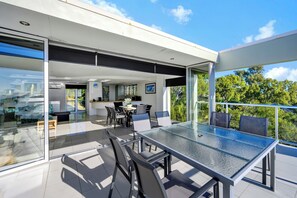 Outdoor dining - Ocean View Villa -01 (Hamilton Island)