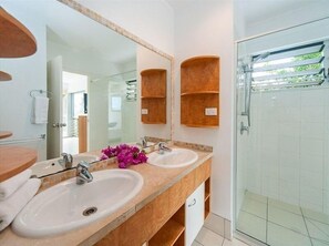 Douche, serviettes fournies