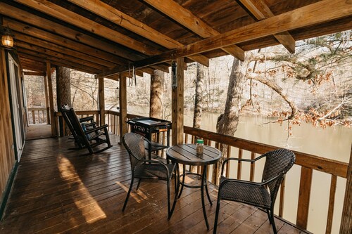 Bear Lair: Luxe cabin, private lake, caves, trails, fast WiFi @ Bear Track Lake