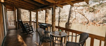 Bear Lair: Luxe cabin, private lake, caves, trails, fast WiFi @ Bear Track Lake