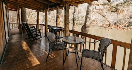 Bear Lair: Luxe cabin, private lake, caves, trails, fast WiFi @ Bear Track Lake