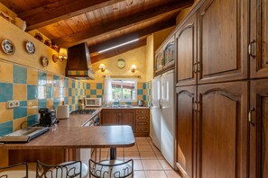 Een koelkast, een microgolfoven, een oven, een vaatwasser