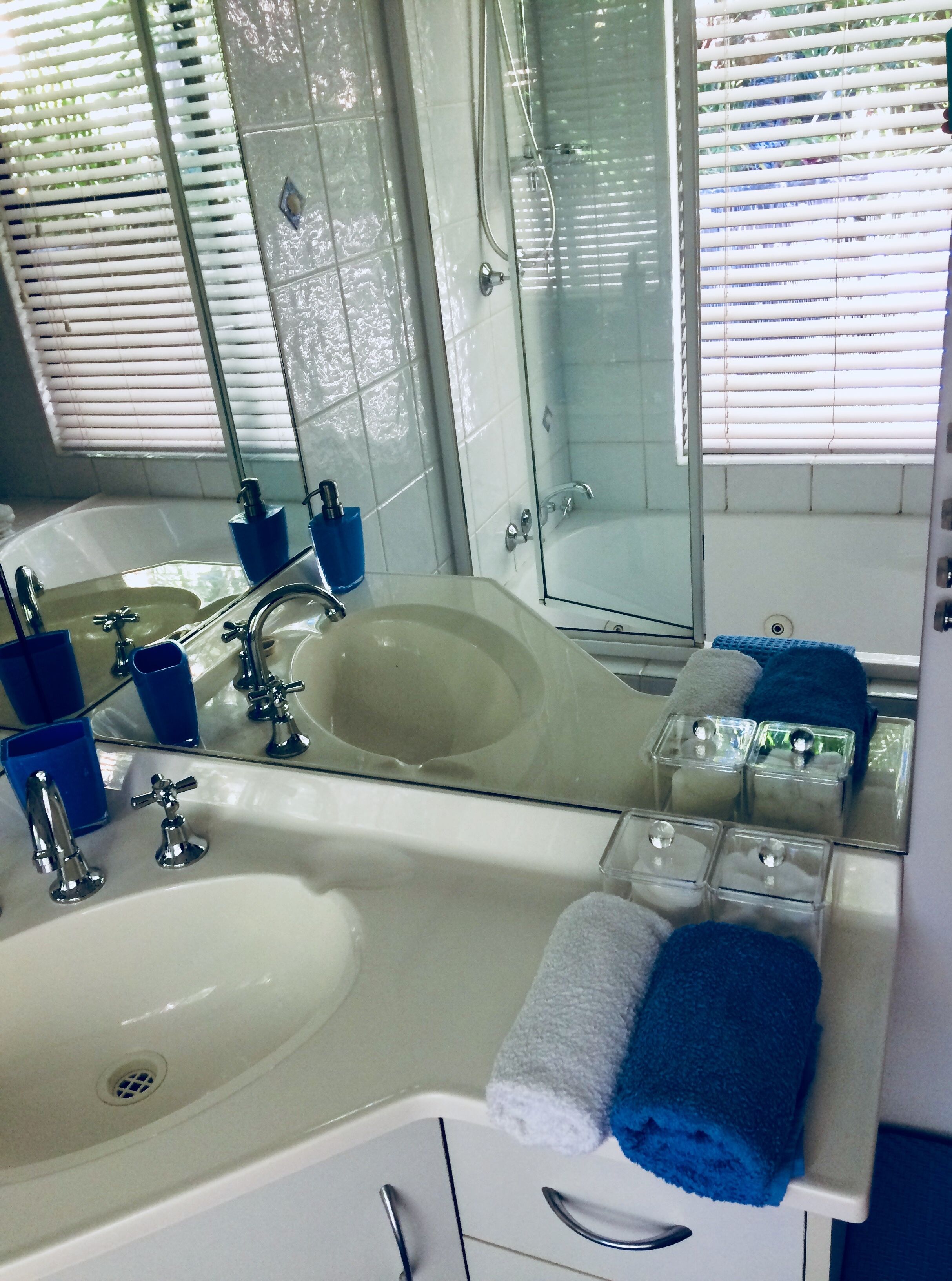 Ensemble douche/baignoire, sèche-cheveux, serviettes fournies, savon
