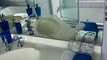 Ensemble douche/baignoire, sĂšche-cheveux, serviettes fournies, savon