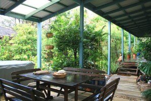 Outdoor dining - Byron Beach Cabin - Couples Retreat (Suffolk Park)
