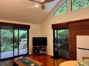 Interior - Byron Beach Cabin - Couples Retreat (Suffolk Park)