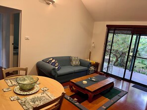 Smart TV, DVD player, video library, stereo - Byron Beach Cabin - Couples Retreat (Suffolk Park)