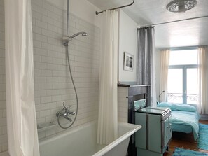 Combined shower/tub, hair dryer, towels, toilet paper - Charming apartment in 'historic heart' of Antwerp (Antwerp)