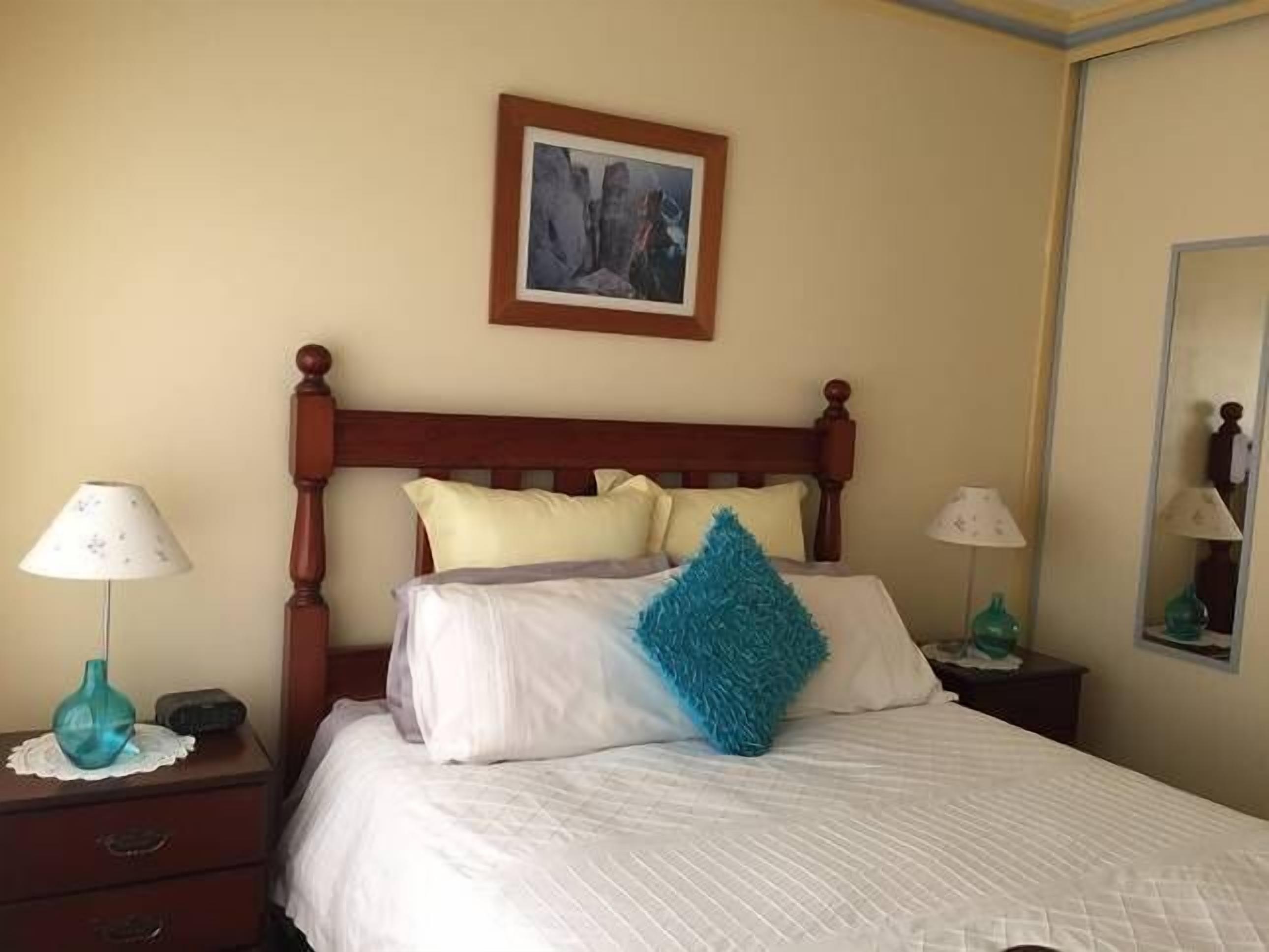 Suburban charm & great location — image 11