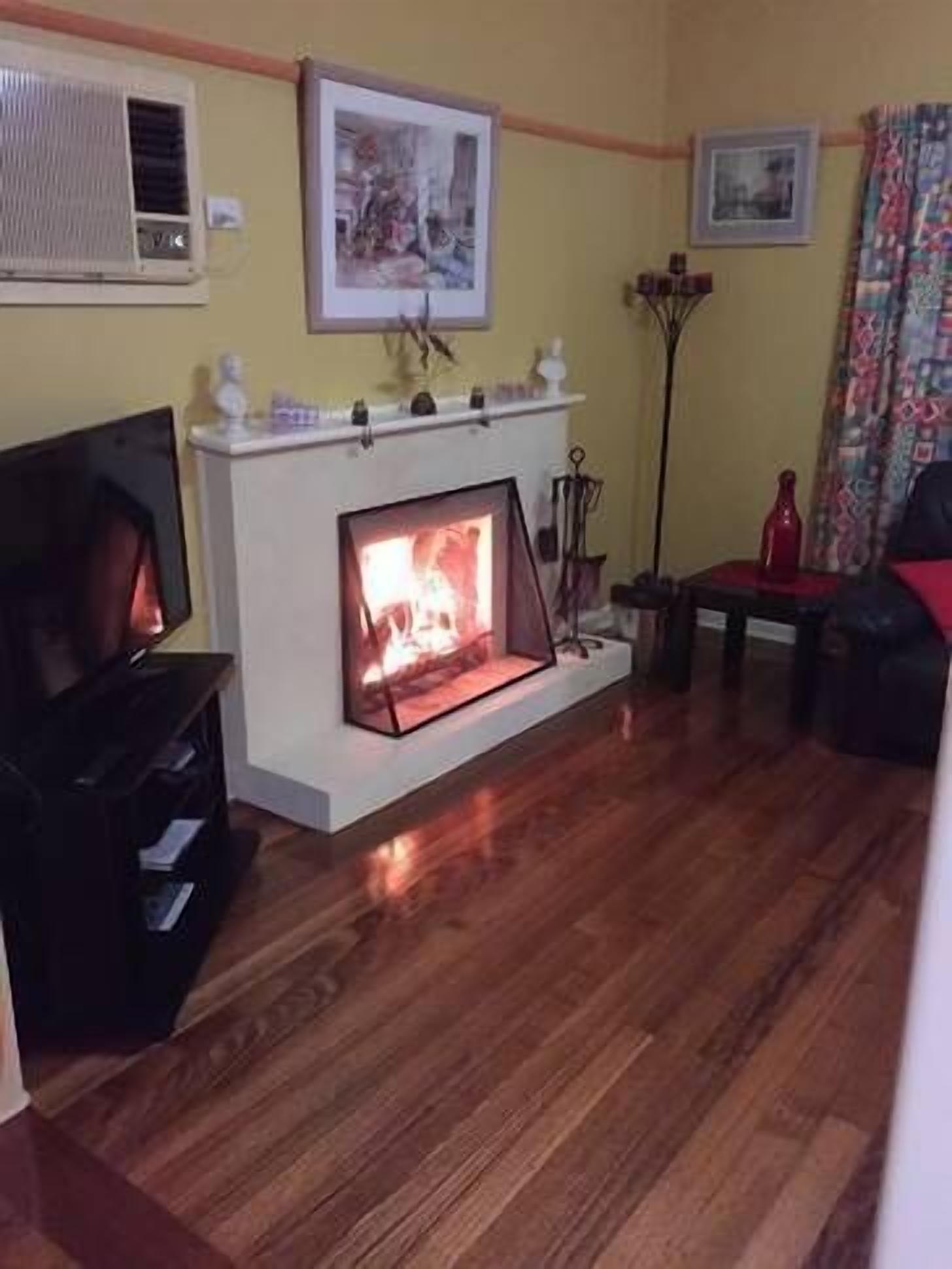 Suburban charm & great location — image 2