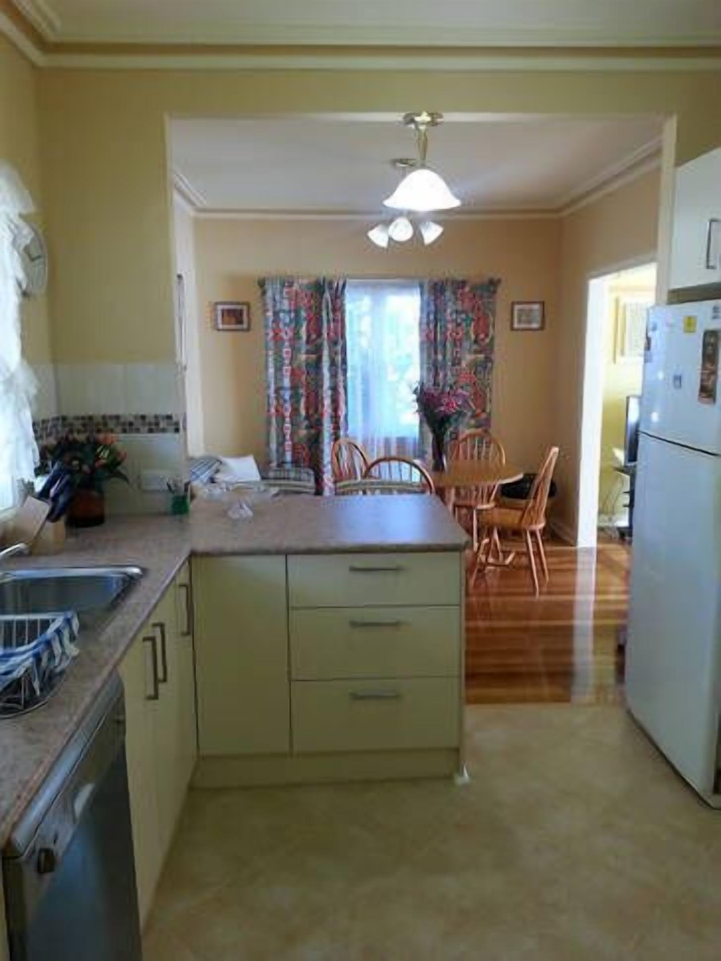 Suburban charm & great location — image 8