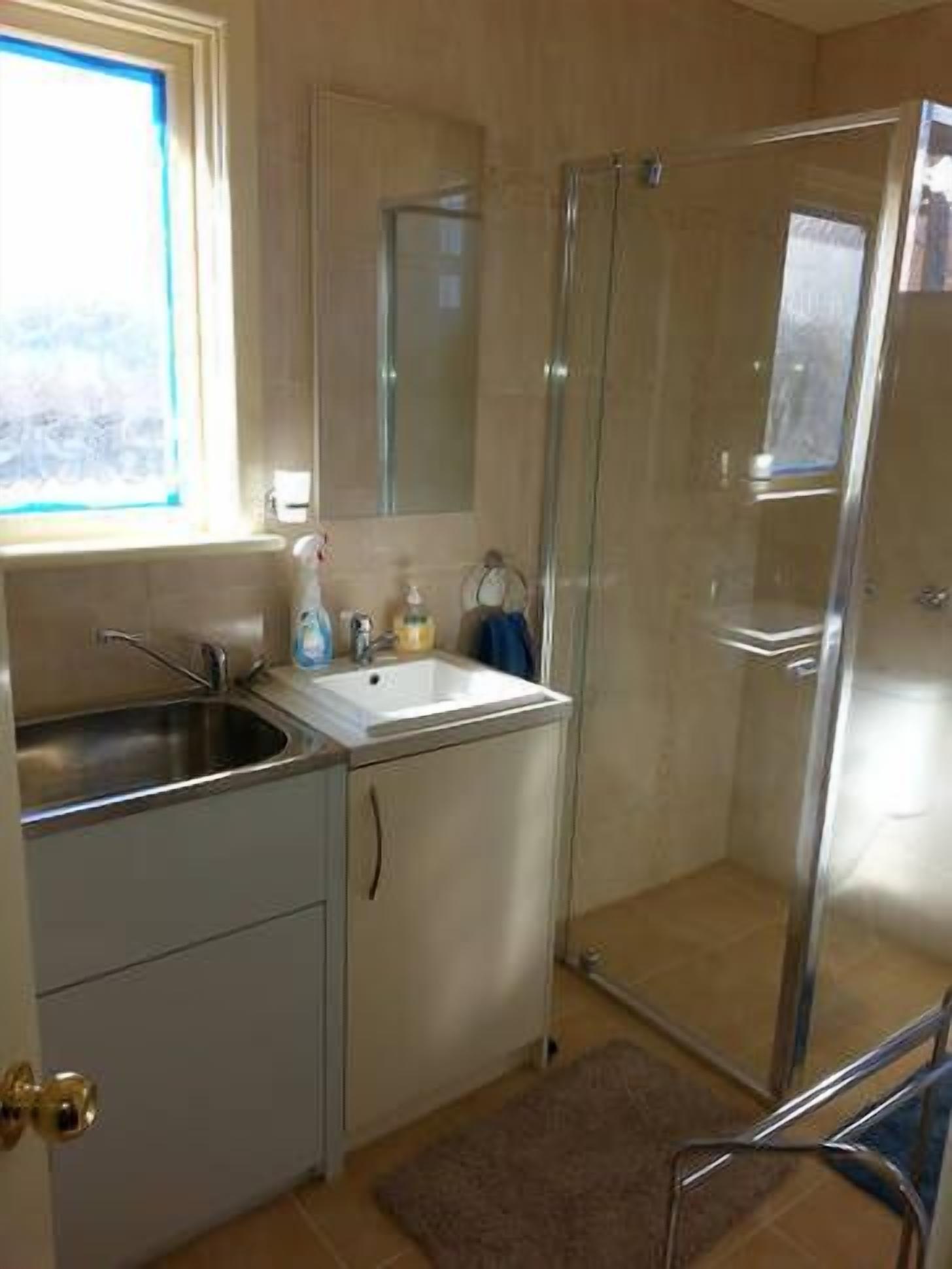 Suburban charm & great location — image 18