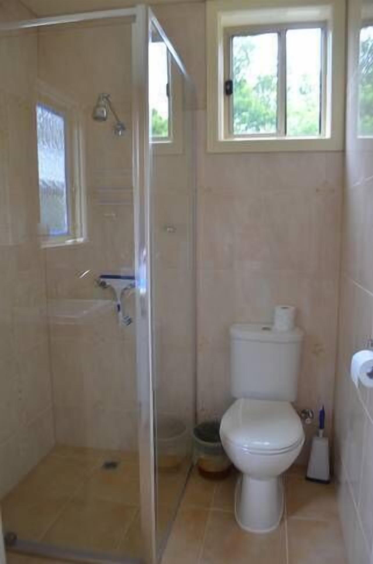 Suburban charm & great location — image 17