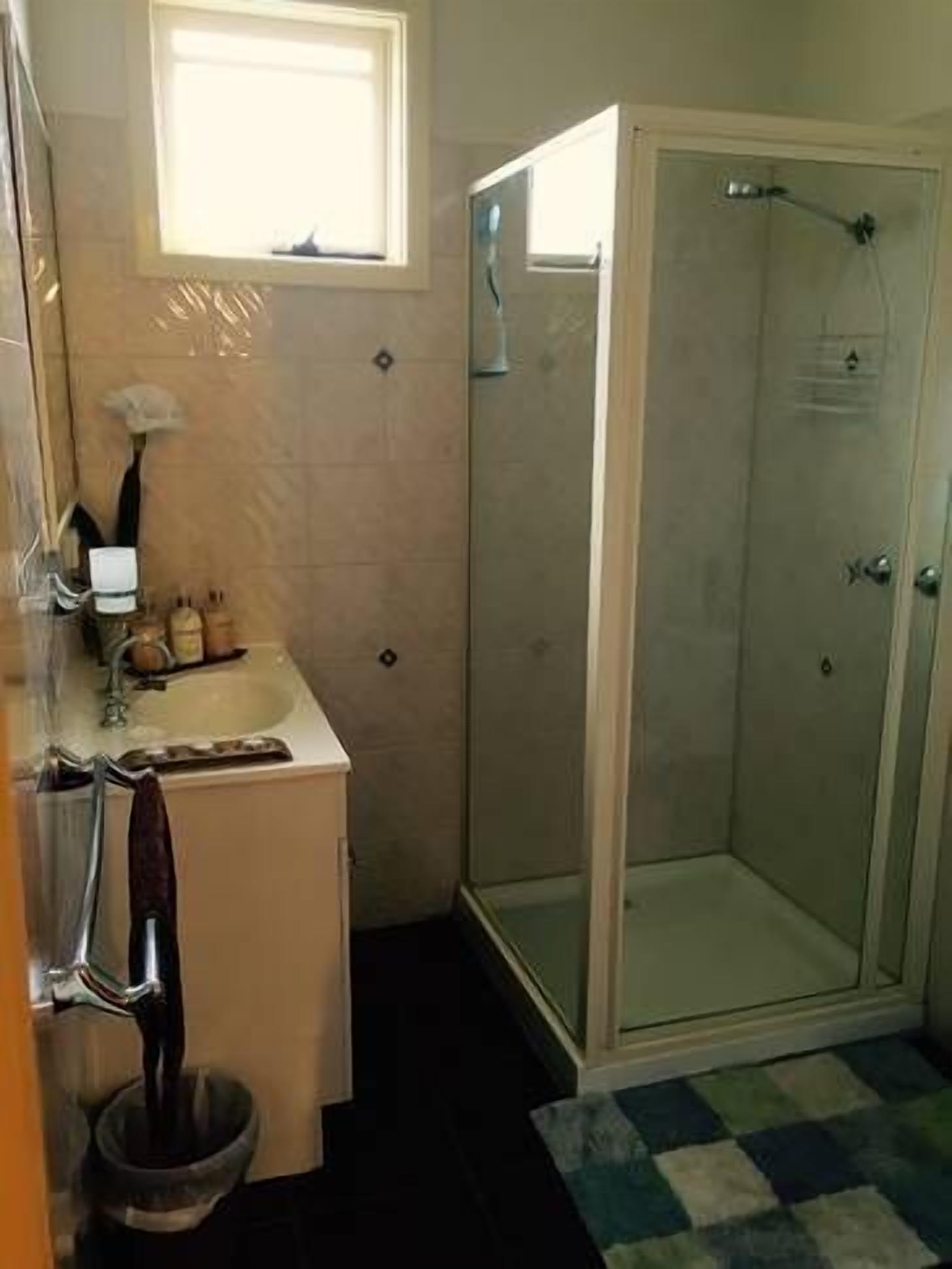 Suburban charm & great location — image 14