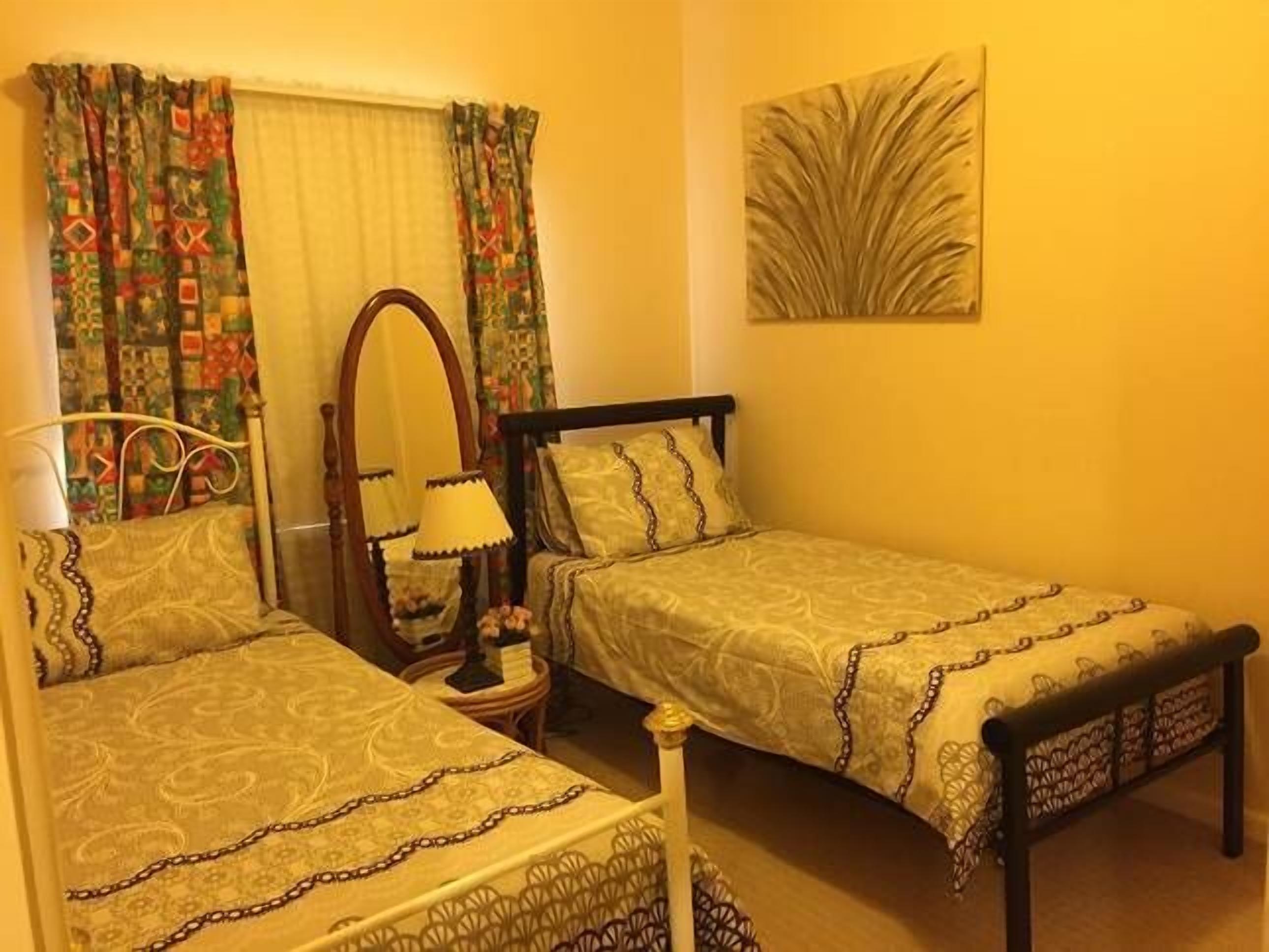 Suburban charm & great location — image 12