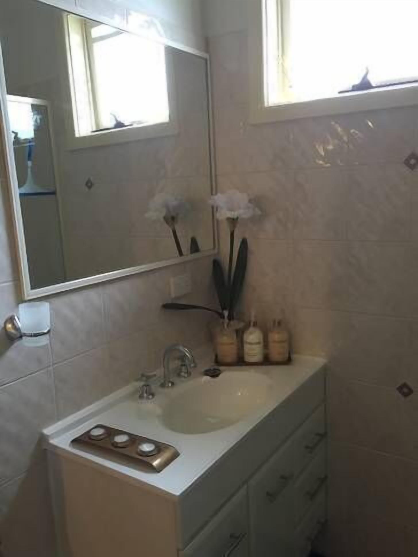 Suburban charm & great location — image 13