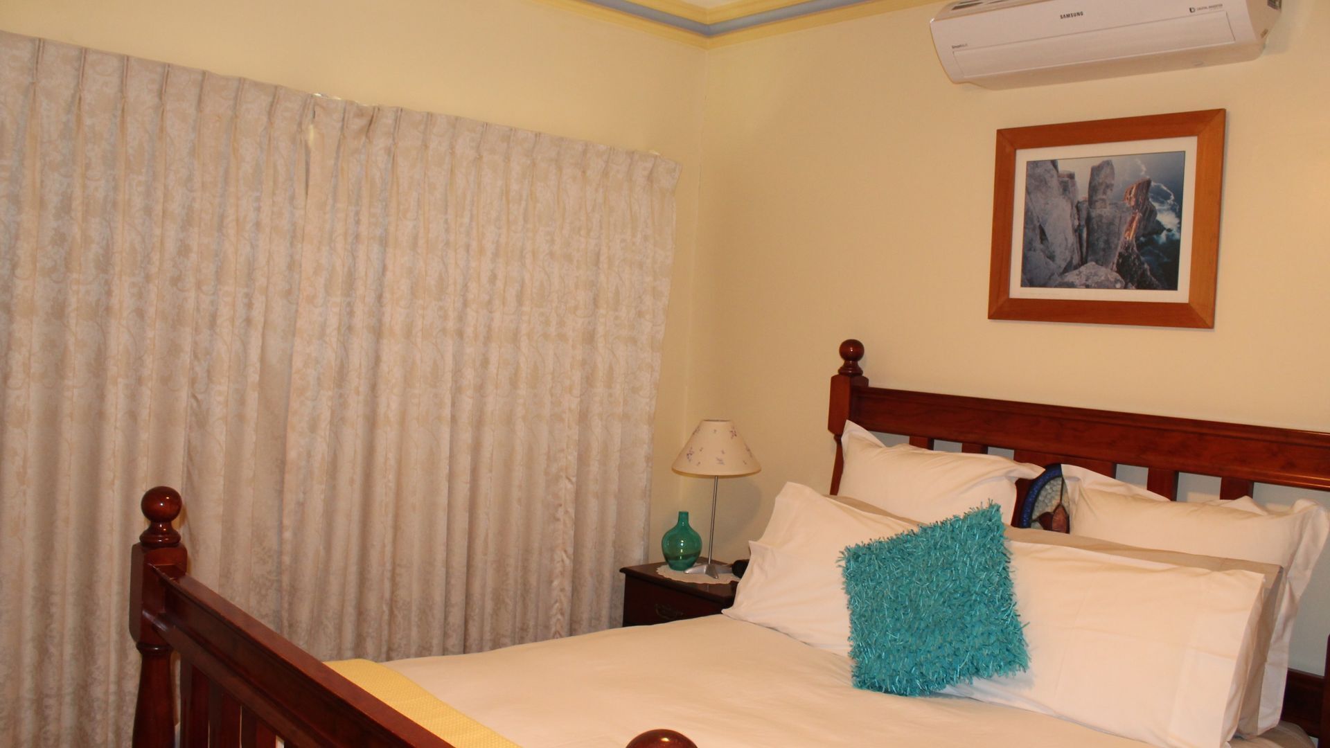 Suburban charm & great location — image 10