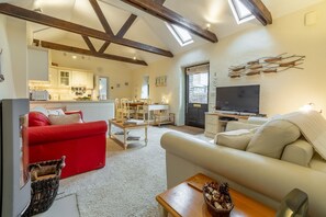 TV, fireplace - Little Gull is a beautiful barn conversion nestled in the heart of Roserrow. (Wadebridge)