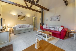 TV, fireplace - Little Gull is a beautiful barn conversion nestled in the heart of Roserrow. (Wadebridge)