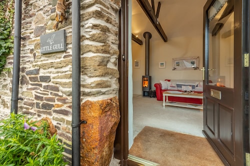 Little Gull is a beautiful barn conversion nestled in the heart of Roserrow.
