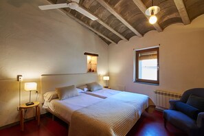 4 bedrooms, in-room safe, desk, iron/ironing board - Milk Wood; middleage,vineyards and forests, near seaside, Sitges and Barcelona (Castellet i la Gornal)