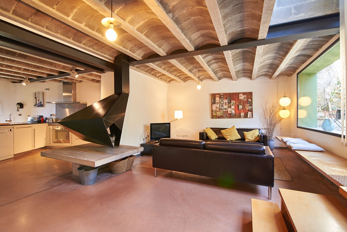 TV, fireplace, DVD player, books