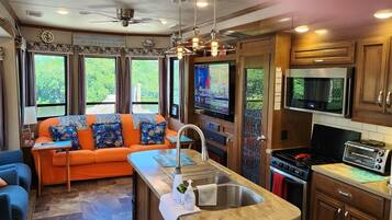 Een koelkast/vriezer, een magnetron, een oven, een kookplaat