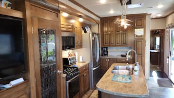 Kjøleskap, mikrobølgeovn, ovn og kokeplater