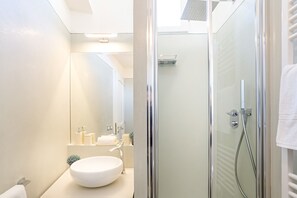 Baignoire, sèche-cheveux, serviettes fournies