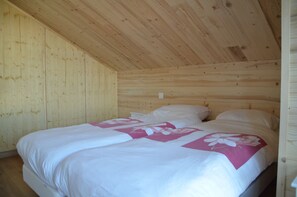 4 bedrooms, travel crib, free WiFi