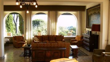 Fernseher, Kamin, TischfuĂball, BĂŒcher