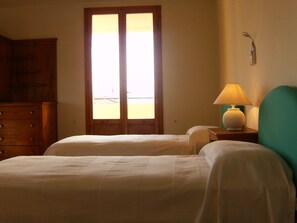 11 habitaciones, escritorio y tabla de planchar con plancha 