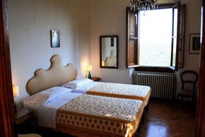 11 habitaciones, escritorio y tabla de planchar con plancha 