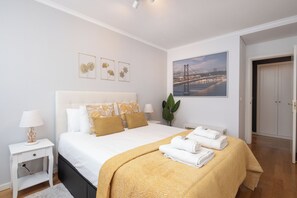 1 habitación, escritorio, tabla de planchar con plancha y cuna de viaje 