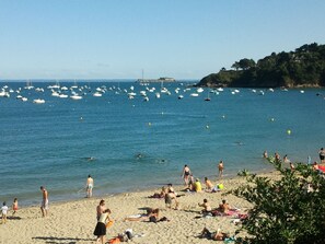 Plage à proximité, chaises longues