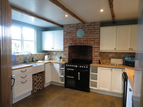3 bedroom cottage. Lovely walks. Cozy woodburning fire