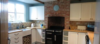 3 bedroom cottage. Lovely walks. Cozy woodburning fire 