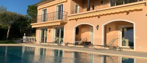 Beheizter Pool, Liegestühle