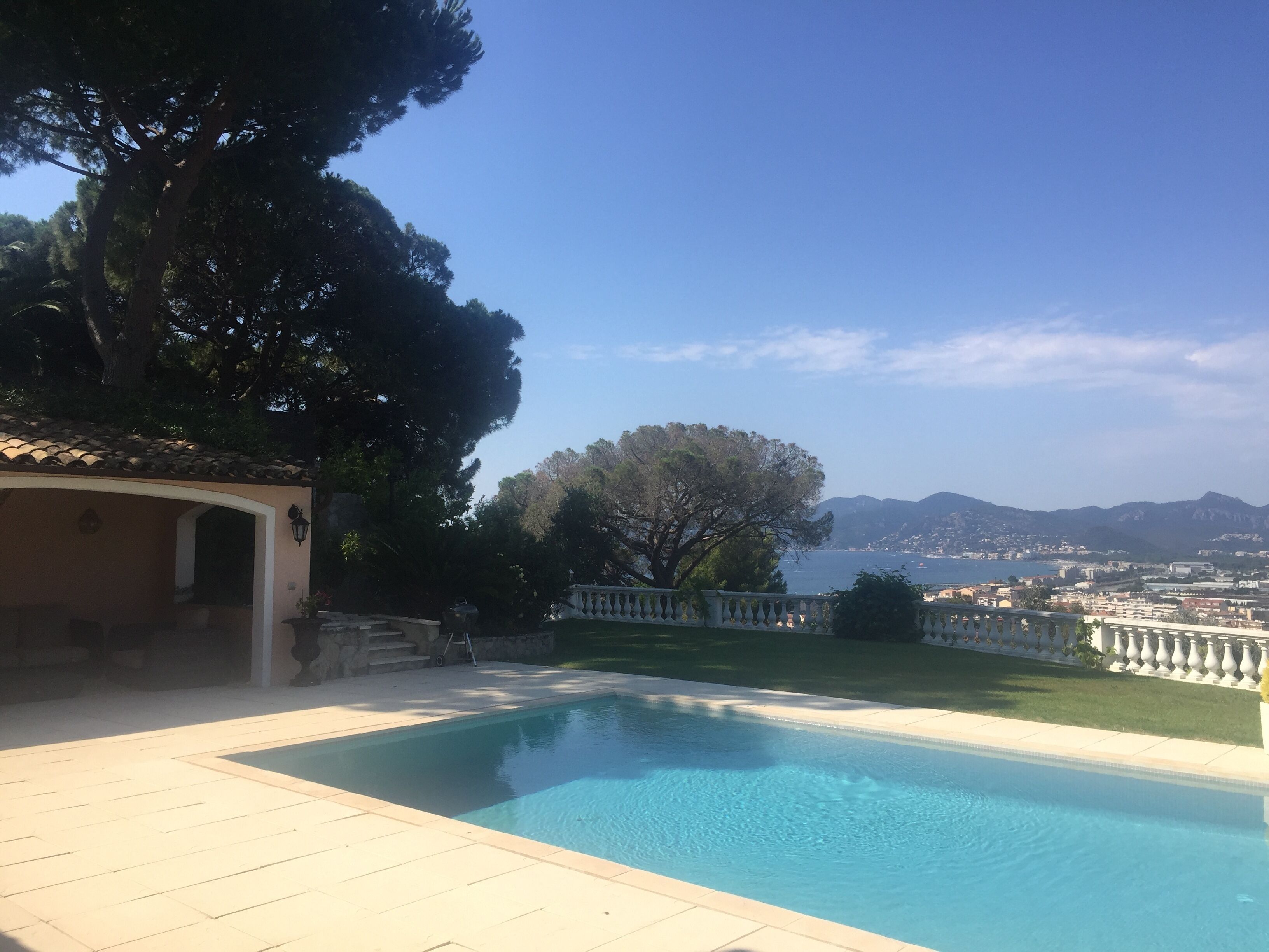 Piscine chauffée, chaises longues