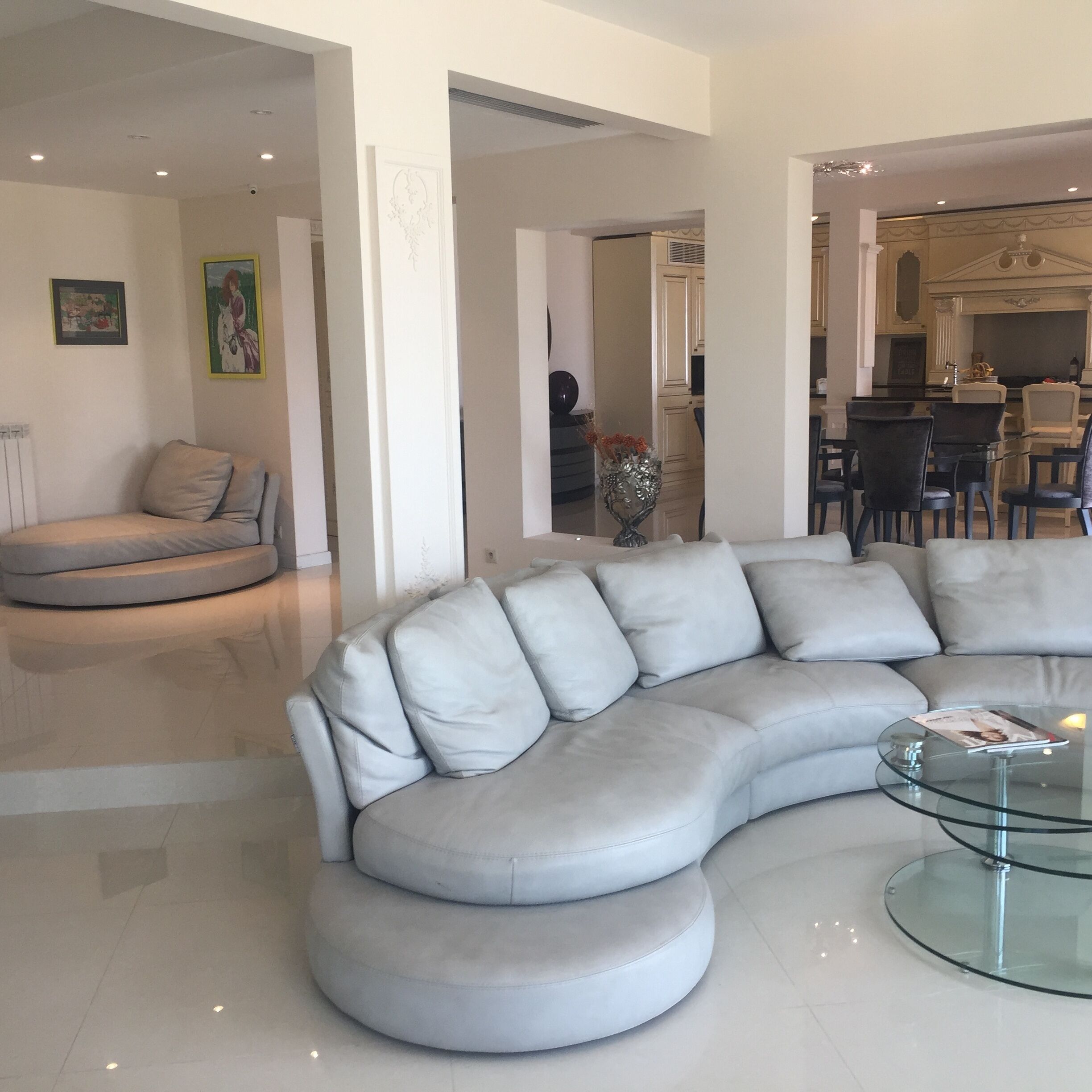 Télévision à écran plat, cheminée, livres