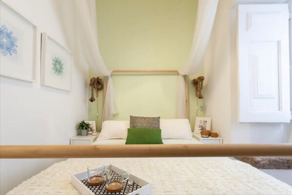 1 habitación, tabla de planchar con plancha y cuna de viaje