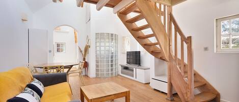 Smart TV, DVD player, table tennis, stereo