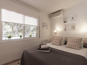 3 habitaciones, tabla de planchar con plancha, internet y ropa de cama 