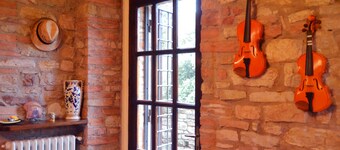 Ancient rock house with garden,situated in the centre,with view of Umbria