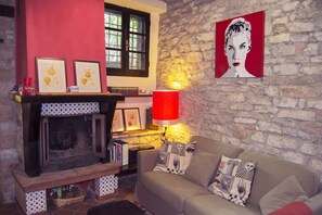 TV, lareira, DVD player, livros