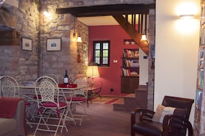 Interior - Ancient rock house with garden,situated in the centre,with view of Umbria (Corciano)