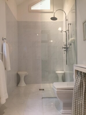 Séchoir à cheveux, serviettes fournies, savon, shampooing