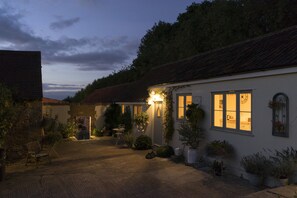 Exterior - Rural Bliss at the end of a no through road sitting in 35 acres of its own land (Yeovil)