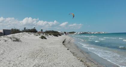 Haus mit Garten, 50 m vom Meer entfernt. Spiaggiabella Kitespot