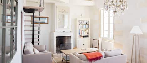 TV, fireplace, DVD player, books